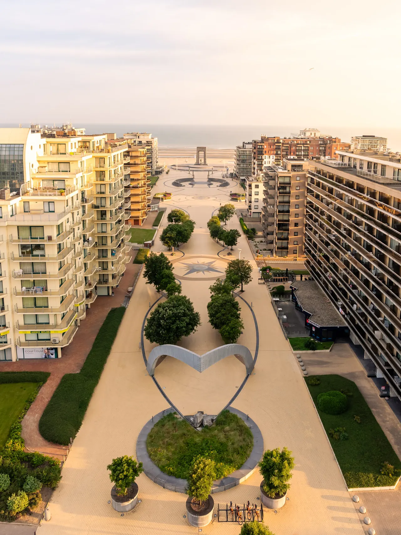 De Leopold I-esplanade in De Panne, gezien vanuit de lucht.