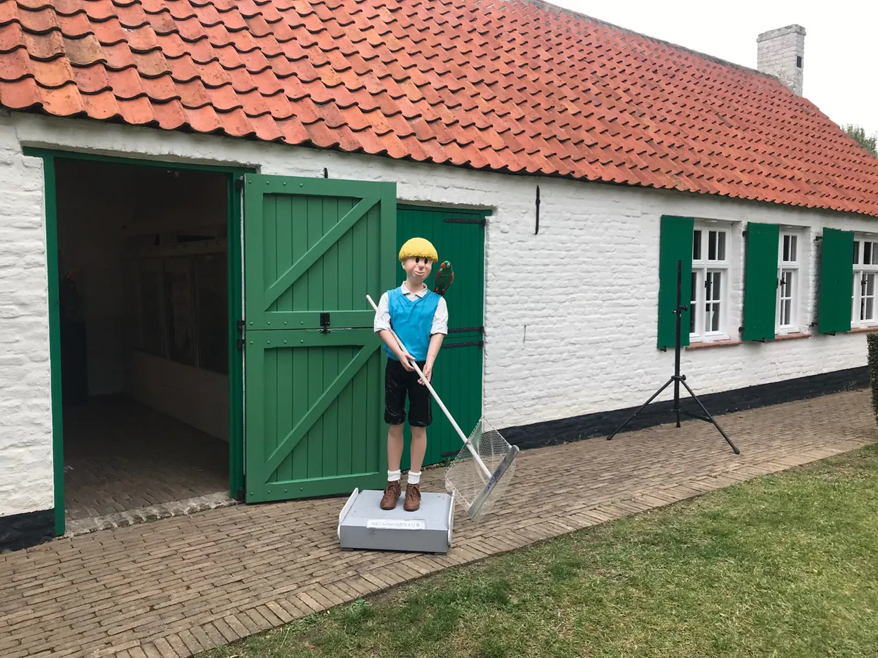 Het huisje Nys-Vermoote, ook bekend als het Jommekeshuis, met groene poort.