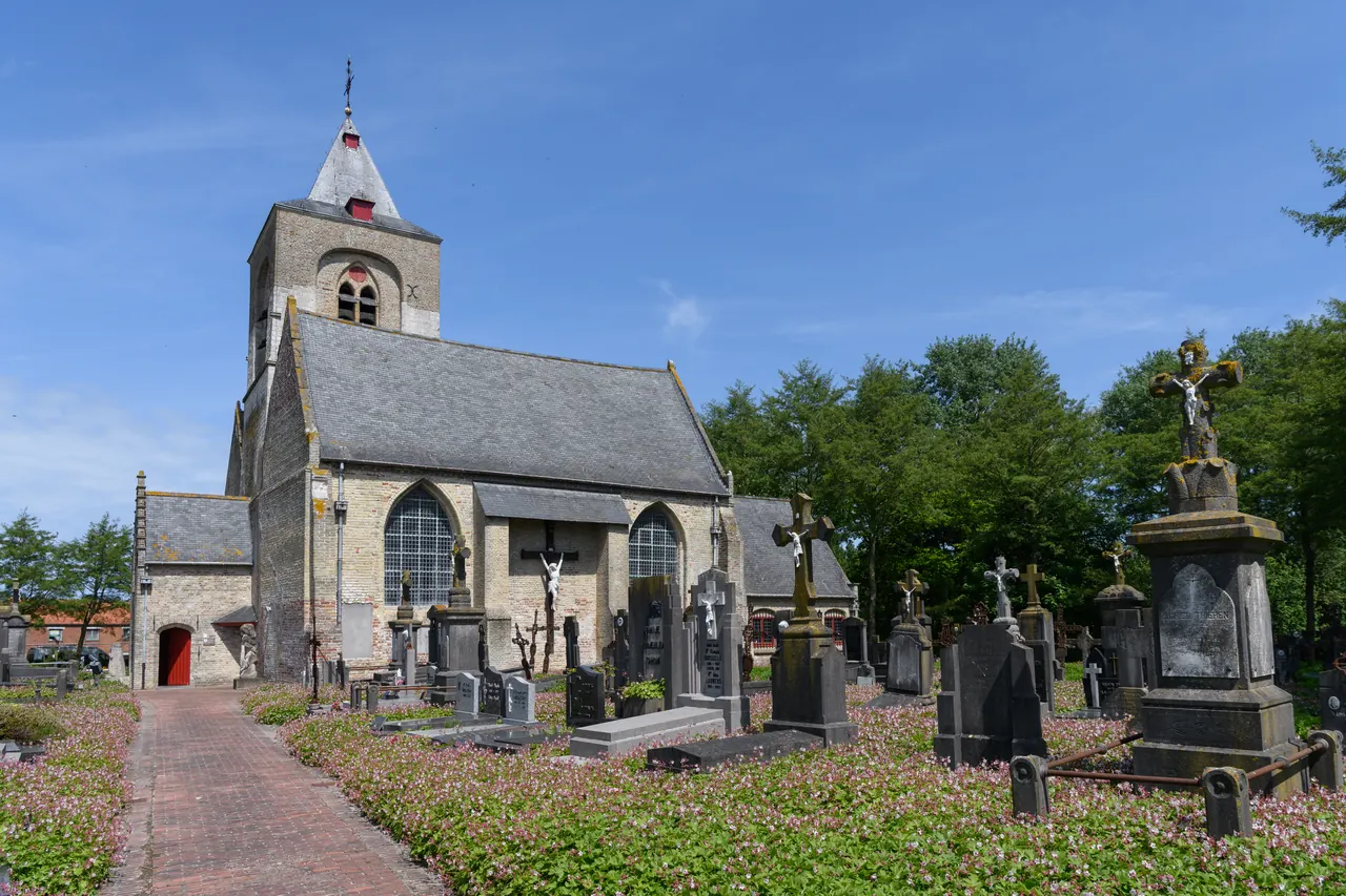 De dorpskerk van Steenkerke met het omringende kerkhof.