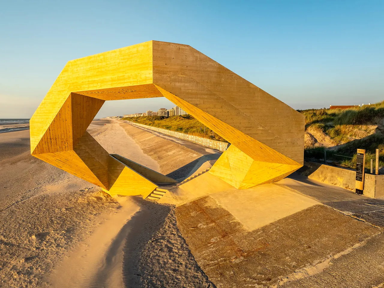 Het gouden kunstwerk Westerpunt op de duinen in De Panne.