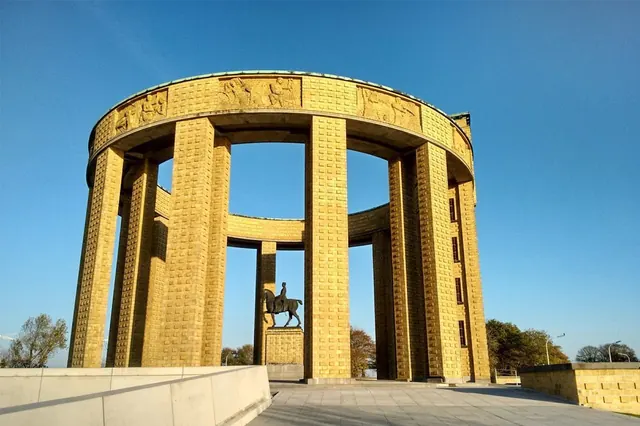 De ronde zuilengalerij van het Koning Albert I-monument aan het Westfront in Nieuwpoort.