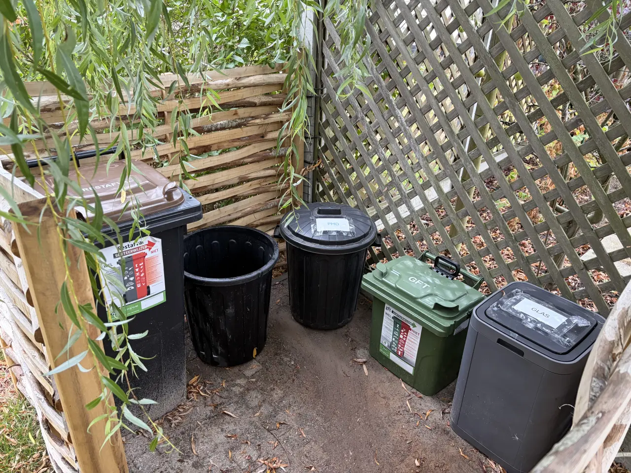 De aparte opslagruimte voor de afvalcontainers.