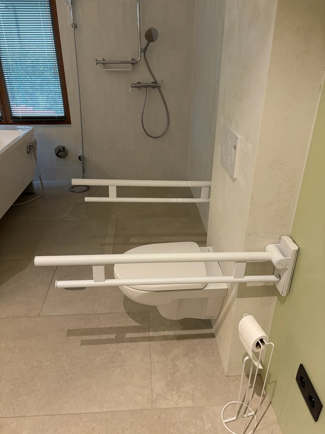 Het toilet met steunbeugels aan weerszijden.