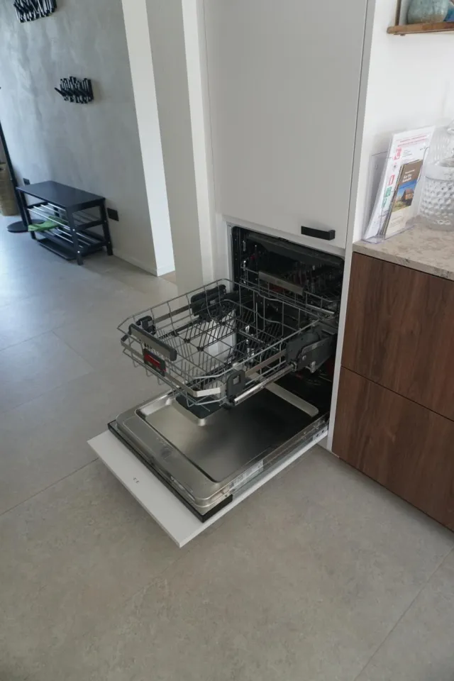 De verstelbare werklade van de vaatwasser, volledig uitgeschoven.