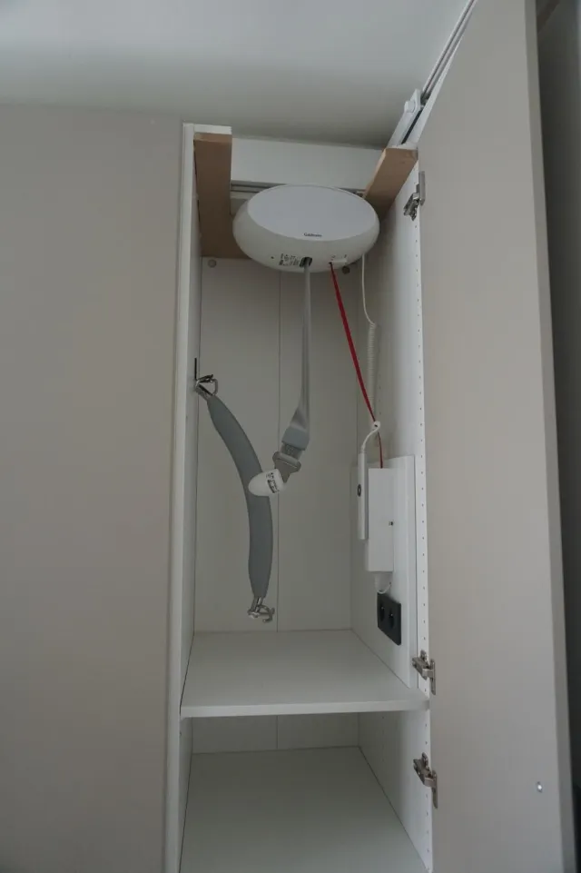 De kleerkast in slaapkamer 2 met de plafondtillift discreet achter een kastdeur.