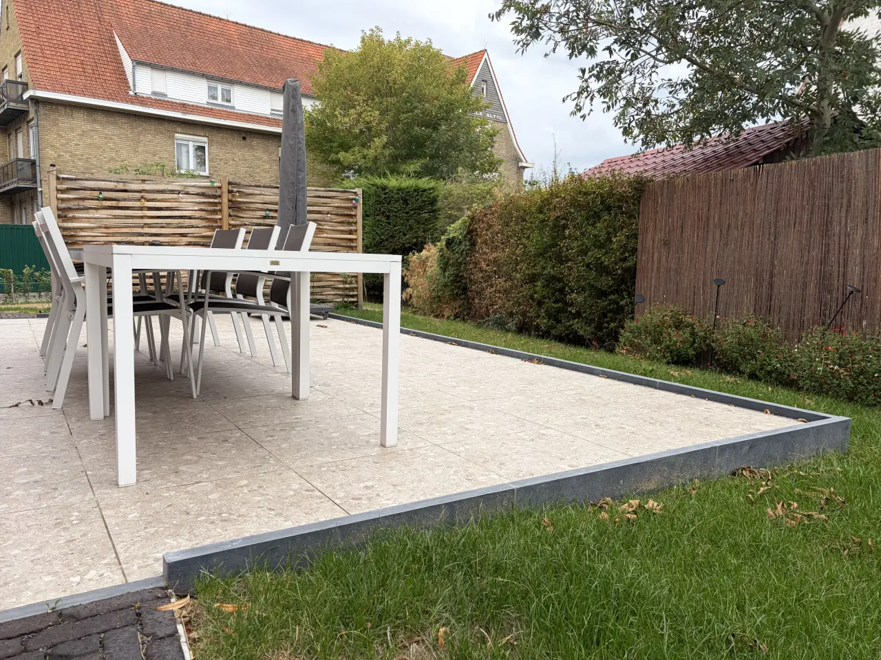 Het terras aan de keuken met een opstaande boord langs de rand.