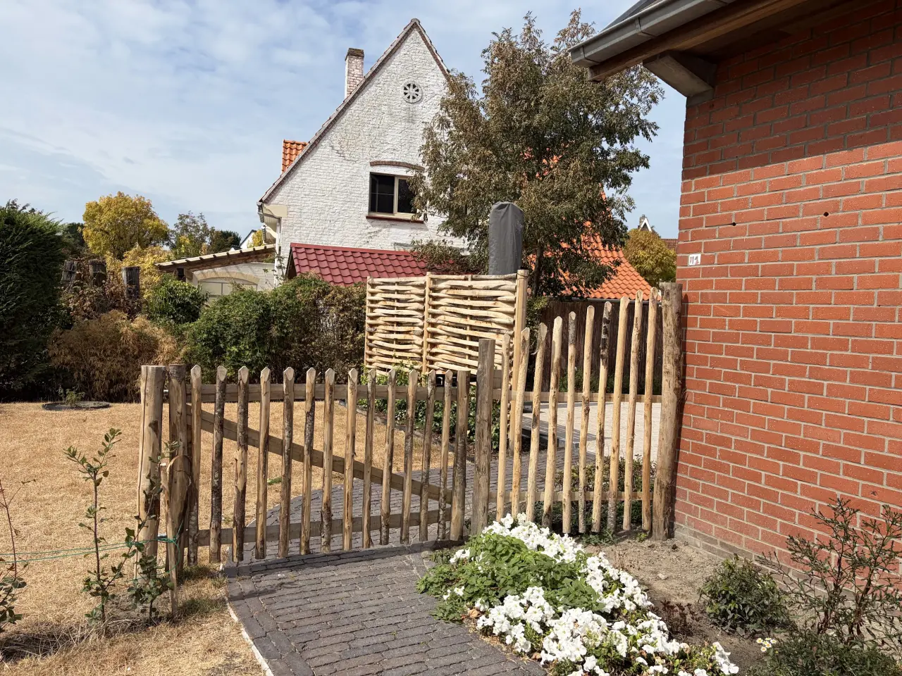 Het tuinhek waarmee de tuin volledig afgesloten kan worden.